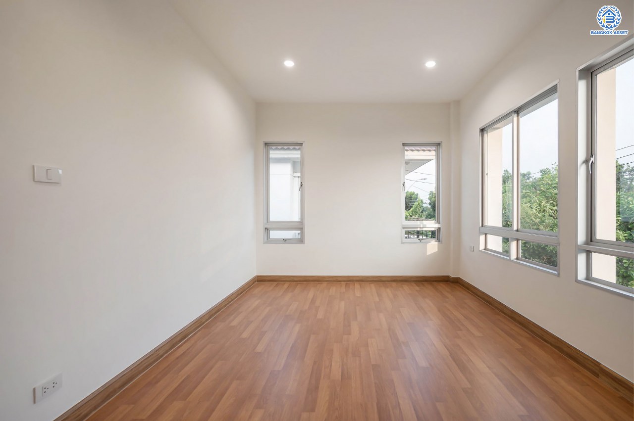 บ้านมือสองตกแต่งใหม่ โครงการ ไลฟ์ บางกอก บูเลอวาร์ด พระราม5 ตกแต่งหรูหรา เนื้อที่ 52.3 ตร.ว. ฟังก์ชัน 3 ห้องนอน 3 ห้องน้ำ 1 ห้องอเนกประสงค์ จอดรถได้ 2 คัน บนทำเลเชื่อมต่อเมือง ใกล้รถไฟฟ้าสายสีม่วง "สถานีแยกติวานนท์" จุดขึ้นทางด่วน "ศรีรัช" และรายล้อมด้วยสิ่งอำนวยความสะดวกครบ